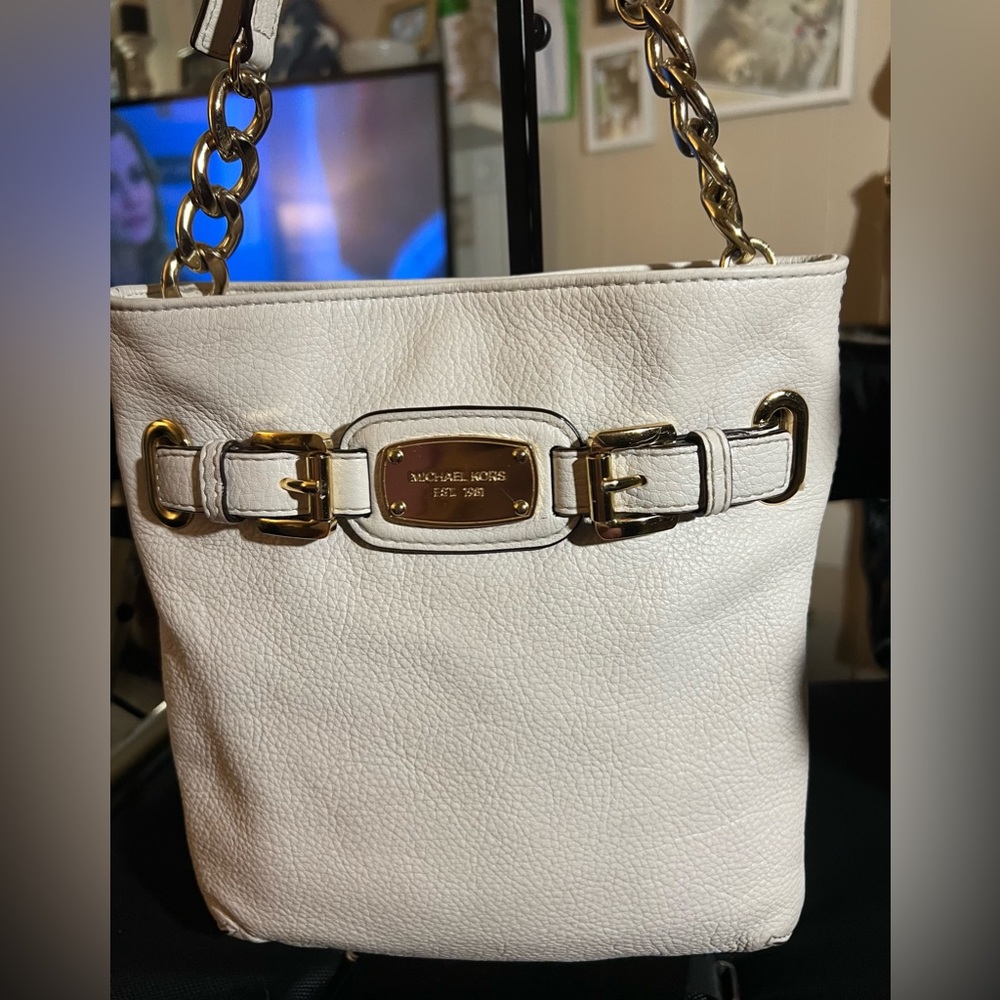 Michael Kors Medium-sized Cream Crossbody Shoulder Bag with Pebbled Leather